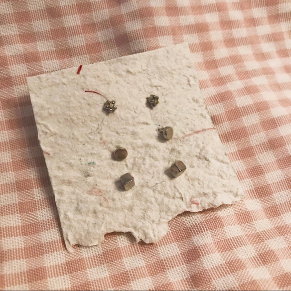 Super tiny and dainty earrings - Picture 1 of 1